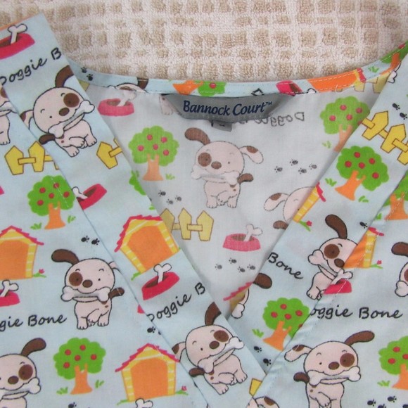 Bannock Court Scrubs top women's Med Doggie bone pattern - Picture 4 of 6